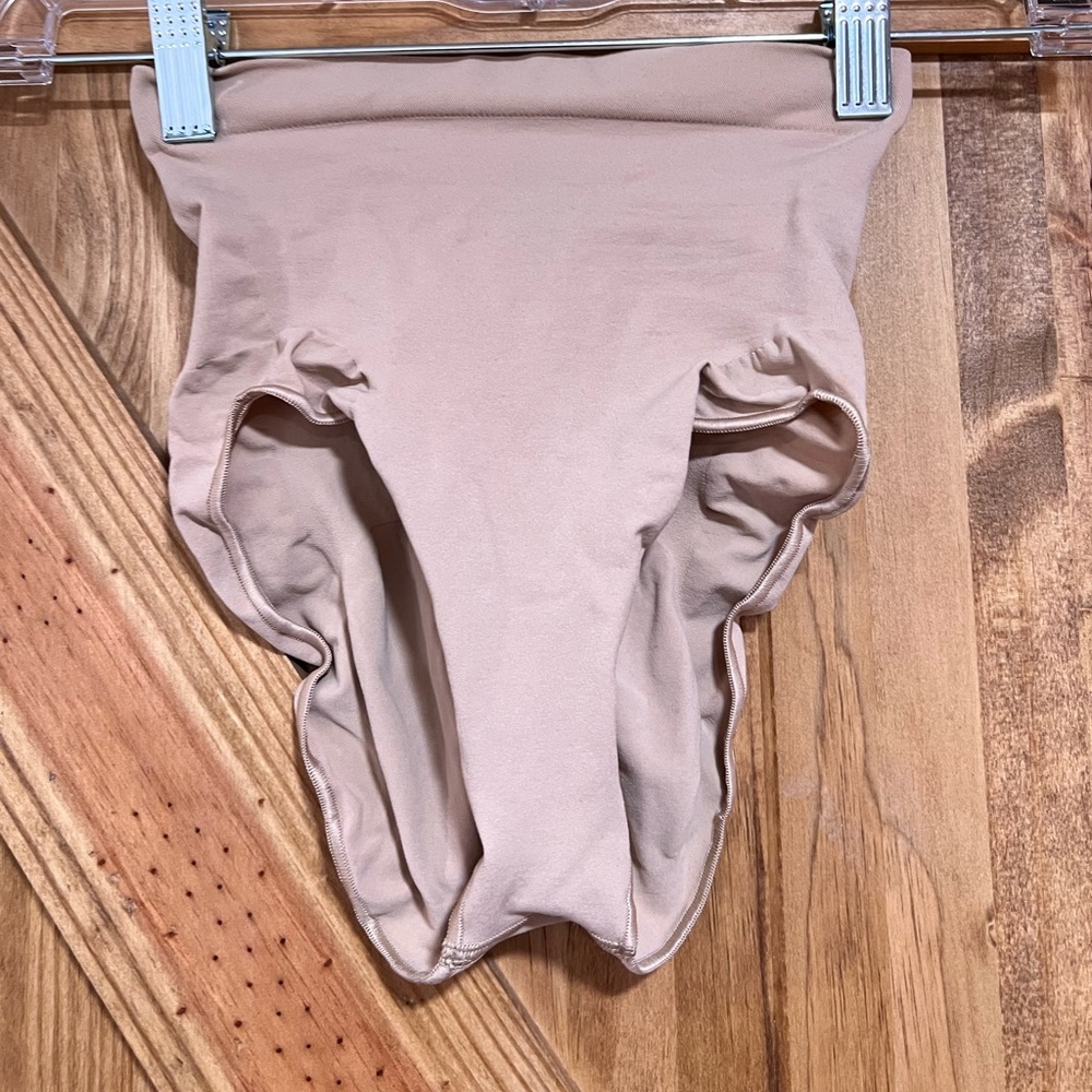 COPY - COPY - SKIMS Midwaist Brief— Seamless Sculpt